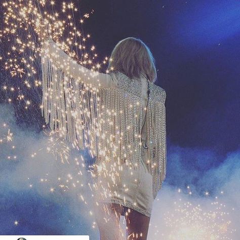 Carrie Underwood on Twitter: "I’m loving these pics you guys are getting of #TheStorytellerTour This one looks like magic! https://t.co/GN6aMGxO4B" Carrie Underwood Tour, Carrie Underwood Storyteller, Carrie Underwood Concert, Carrie Underwood Mike Fisher, Carrie Underwood Style, New Years Eve Looks, Concert Lights, For King And Country, Celebrities Then And Now