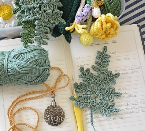 Crochet Tiny Fern Leaf - CrochetObjet Irish Crochet Flowers, Crochet Leaf Patterns, Leaf Patterns, Crochet Flowers Free Pattern, Crochet Bouquet, Crochet Plant, Fern Leaf, Crochet Leaves, Crochet Decoration