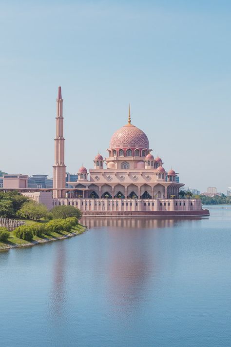 Mosque Architecture, Mosque Beautiful, Pink Mosque, Malaysia Travel Guide, Beautiful Mosque, Bali Lombok, Arsitektur Masjid, Mosque Art, Visa Online