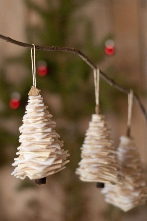 Making (and then hanging) these adorable felt trees is an easy craft for the whole family. Get the tutorial at This Heart of Mine. Easy To Make Christmas Ornaments, Julkransar Diy, Juleverksted For Barn, Jul Diy, Diy Deco Noel, Diy Christmas Ornaments Easy, Felt Tree, Homemade Ornaments, Felt Christmas Tree