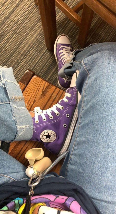 Converse Different Colors, Colourful Converse Outfit, Outfit With Purple Shoes, Outfits With Purple Converse, Best Converse Colors, Outfits With Purple Shoes, Purple Converse Aesthetic, Colored Converse Outfit, Colorful Converse Outfit