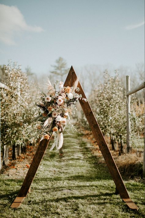 Outdoor Woodsy Wedding, Simple Wedding Arch, Wood Wedding Arches, Lakefront Wedding, Boho Wedding Arch, Hart House, Wedding Arches Outdoors, Wedding Arbors, Wedding Arch Rustic