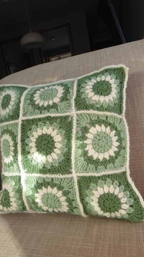 Crochet Cushion Pattern, Crochet Cushion Cover, Crochet Pillow Cover, Mode Crochet, Crochet Pillows, Crochet Cushions, Crochet Pillow, Granny Squares Pattern, Crochet Design