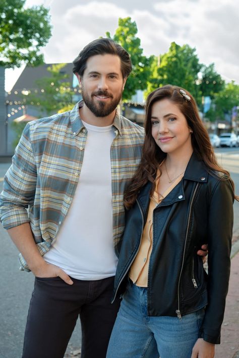 Chris Mcnally, Julie Gonzalo, New Hallmark Movies, Ghost Movies, He Has A Girlfriend, Jonny Lee Miller, Relationship Timeline, Baby News, Winter Princess