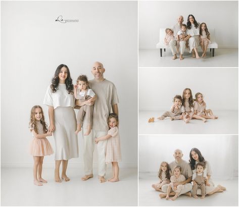 Studio Family Pictures Family Of 5, Family Of 5 Indoor Photoshoot, Family Picture Photoshoot, Neutral Indoor Family Photos, Posing Family Photos, Family Of 5 Photoshoot Indoor, Family Indoor Photoshoot Studio, Neutral Studio Family Photos, Family Photos With Backdrop