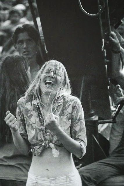 Girls of Woodstock: The Best Beauty and Fashion from One of the Biggest Rock Festivals of All Time - Atchuup! - Cool Stories Daily 1969 Woodstock, Woodstock Photos, Woodstock Hippies, Woodstock Music, Rock & Roll, Hippie Movement, Woodstock 1969, Boho Chique, Woodstock Festival