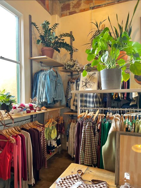 Vintage Shop Decor, Retro Boutique Interior, Thrift Shop Design Ideas, Vintage Clothes Shop Aesthetic, Thrift Store Astethic, Earthy Closet, Vintage Store Interior Design, Thrift Store Interior Design, Retail Store Aesthetic