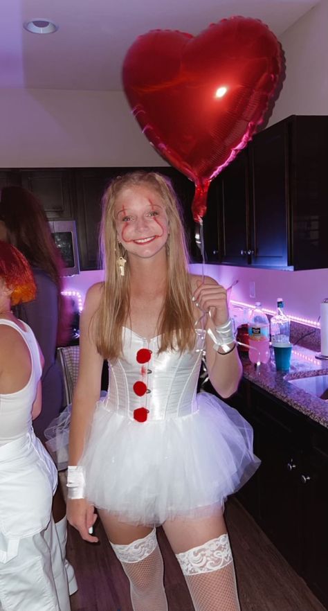 It Clown Costume Women, Party Outfits College, Cute Clown Costume, Pennywise Halloween Costume, It Costume, Halloween Dress Up Ideas, Clown Costume Women, Blonde Halloween Costumes, Couples Halloween Outfits