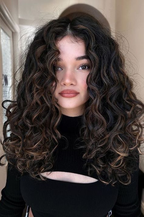 Hair Colour On Curly Hair, Curly Black Hair Balayage, Color Curly Hair Ideas, Curly Hair With Balayage Highlights, Hair Color Ideas For Curly Black Hair, Balayage On Black Hair Curly, Dark Highlights On Brown Hair Curly, Curly Hair Dark Highlights, Dark Highlights Curly Hair