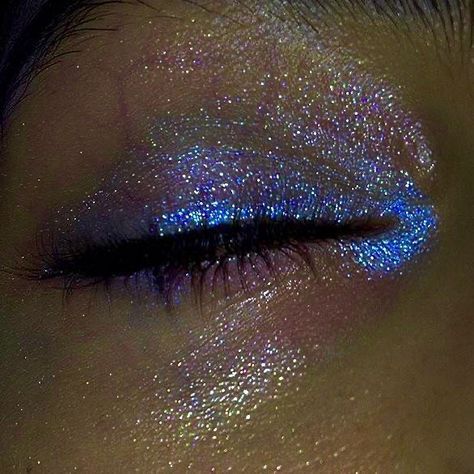 Zendaya Euphoria Makeup, Rue Bennett Makeup, Concert Makeup Looks Glitter, Rue Makeup Euphoria, Concert Makeup Glitter, Rue Bennett Aesthetic, Concert Eye Makeup, Concert Makeup Looks, Blue Glitter Eye Makeup