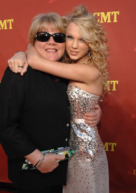 Pin for Later: 45 Celebrities Who Can't Believe They're Hugging Taylor Swift Andrea Swift Andrea Swift, Taylor Swift Family, Taylor Funny, Taylor Swift New, Celebrity Lifestyle, Red Taylor, Taylor Swift 13, Taylor Swift Pictures, Cute Celebrities