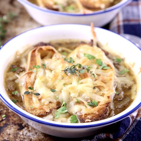 French Onion Soup {Easy No Wine Recipe} - Miss in the Kitchen French Onion Soup Easy Quick, Onion Soup Easy, Homemade Bread Bowls, Best French Onion Soup, Beer Cheese Soup, French Onion Soup Easy, Dark Lager, Beer Cheese Soups, French Onion Soup Recipe