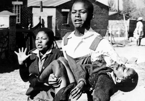 African History, African American History, Youth Day South Africa, Soweto Uprising, Student Protest, Youth Day, Africa Do Sul, Famous Photos, History Facts