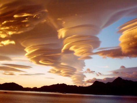 50 Awesome Natural Phenomena That Will Blow Your Mind | Page 5 of 5 | Fact Republic Lenticular Clouds, Clouds In The Sky, Belle Nature, Image Nature, Whitney Houston, Natural Phenomena, Sky And Clouds, Nature Images, Beautiful Sky