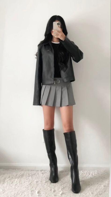 Fall outfit, outfit inspo, style inspiration, outfit idea, tall boots, black knee high boots, pleated mini skirt, black leather jacket Croquis, High Knee Boots With Skirt, Knee High Boots And Mini Skirt, Pleated Skirt Knee High Boots, Black Leather Jacket With Skirt, Outfit Inspo Knee High Boots, Knee High Black Leather Boots Outfit, Black Knee High Boots Outfit Spring, Knee High Boots Outfit Aesthetic