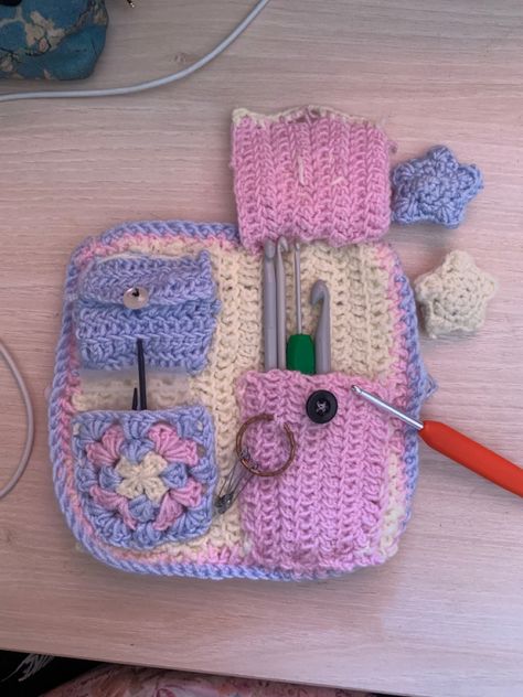 Crochet supply pouch Crochet Supplies Bag, Crochet Ideas Easy, Crochet Travel, Crochet Hook Case, Winter Projects, Crochet Case, Simple Projects, Bags Pattern, Patterns Simple