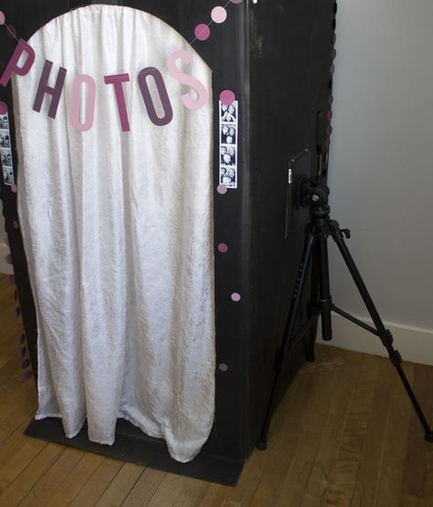 DIY photo booth forgoes frills, focuses on fun 1950s Photo Booth, Diy Outdoor Photo Booth, Diy Selfie Booth, Outdoor Photo Booths, Photo Booth Party, 1950s Photos, Vbs 2024, Diy Photo Booth, Kissing Booth