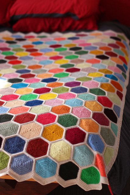 beautiful quilt Crochet Squares, Hexagon Crochet Pattern, Crochet Bed, Mode Crochet, Crochet Blanket Afghan, Crochet Hexagon, Crochet Quilt, Knit Or Crochet, Granny Square Crochet