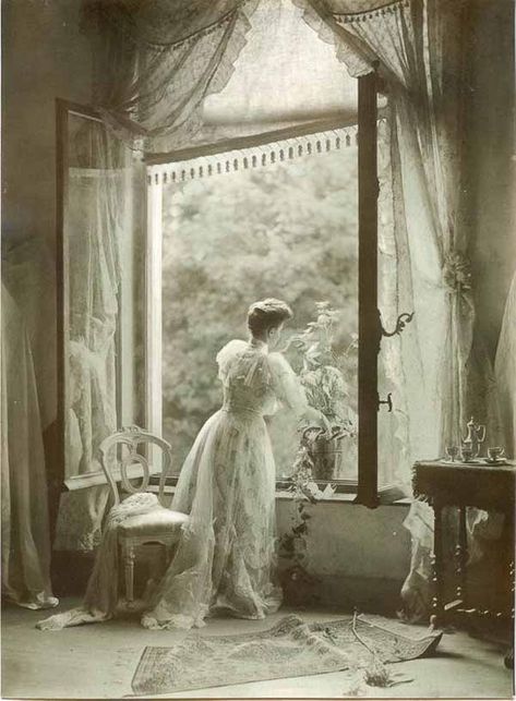 Keep Your Home Cool In The Summer Heat – Edwardian Decor Ideas Lily Elsie, Sejarah Kuno, Vintage Foto's, Portrait Vintage, Cat Air, Old Photography, Photo Vintage, Foto Vintage, Old Photographs