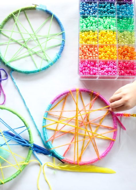 diy dream catchers Embroidery Hoop Dream Catcher, Dream Catcher Kids Craft, Yarn Dream Catcher Diy, Yarn Diy Decor, Easy Dream Catcher Diy, Dream Catcher Diy Easy How To Make, Glitter Projects For Kids, Brazil Crafts, Dream Catchers For Kids