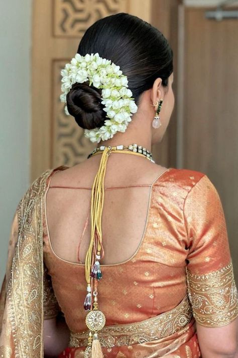 Introducing latest Bridal Hairstyles for South Indian Brides. #weddingbazaar #indianwedding #bridalhairstyle #southindianweddings #southindianbride #southindianhairstyleforsaree #southindianhairstylesimple #southindianhairstylebridal #southindianhairstyletraditional #southindianhairstylelehenga Reception Hairstyles Indian, Indian Hairstyles For Saree, Bride Bun, Indian Bun Hairstyles, South Indian Hairstyle, Brides Made, South Indian Wedding Hairstyles, Hair Style On Saree, Bridal Hairstyle Indian Wedding