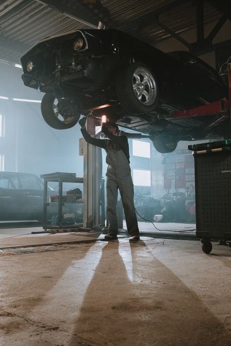 Dream Garage, Mechanics Photography, Mechanics Aesthetic, Mechanic Man, Mechanical Workshop, Car Workshop, Mechanic Garage, Street Racing, Car Mechanic