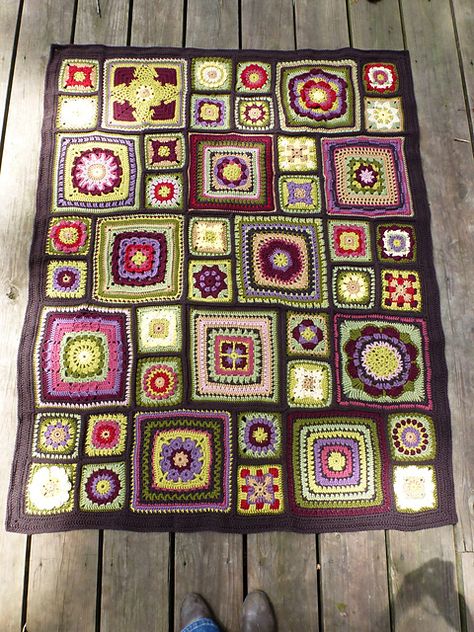 Alison's Stained Glass Garden. All crochet square patterns are available on Ravelry. Stained Glass Garden, Motifs Granny Square, Bantal Sofa, Confection Au Crochet, Crochet Blanket Afghan, Crochet Motifs, Crochet Square Patterns, Granny Squares Pattern, Crochet Design