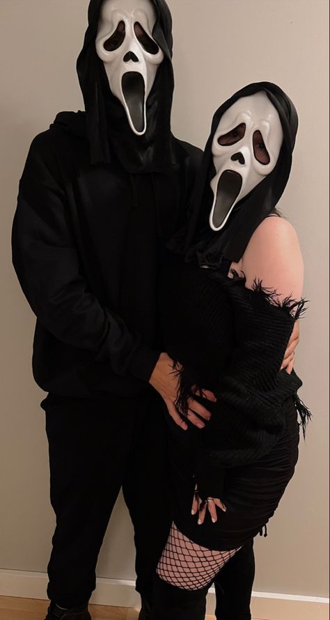 Ghost Face Costume Men, Couple Halloween Costumes Scary, Ghost Face Costume Women, Scarie Movie, Scream 2, Cute Couple Halloween Costumes, Dark Skin Men, Halloween Men, Halloween Inspo