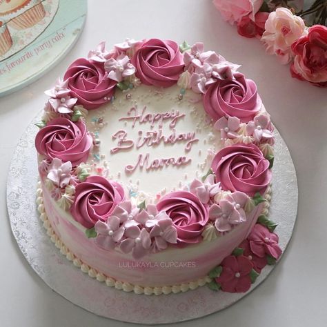 #cakes #cake #roseblossomlk #buttercreamcake #flowercake #birthdaycake #cupcakes #cakeshop #bestcake #cakejakarta #kueulangtahun… Fondant Flowers, Floral Cake Design, Buttercream Designs, Buttercream Cake Designs, Buttercream Fondant, Buttercream Roses, Buttercream Flower Cake, Birthday Cake With Flowers, Cake Fondant