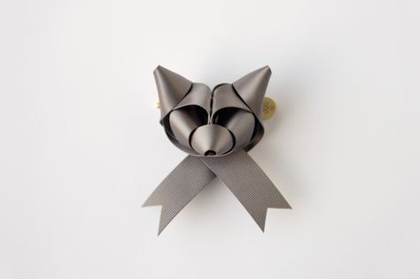 Fox shaped ribbon, perfect for gifts Ribbon Sculpture, Kawaii, Animal Bows, Ribbon Sculptures, Ribbon Wrap, Ribbon Art, Fox Art, Silver Fox, Baku