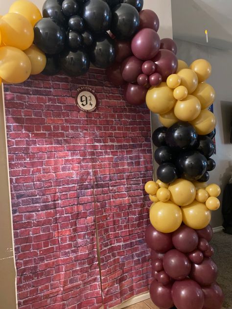 Harry Potter Gender Reveal Backdrop, Harry Potter Birthday Party Backdrop, Harry Potter Backdrop Ideas, Harry Potter Baby Shower Backdrop, 1st Harry Potter Birthday, Hogwarts 1st Birthday, Harry Potter 50th Birthday Party, Harry Potter Baby Shower Balloon Arch, Chosen One Birthday Harry Potter