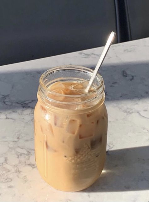 Lunch Saludable, How To Make Ice Coffee, Coffee Obsession, Coffee Pictures, Think Food, Aesthetic Coffee, Iced Drinks, Food Is Fuel, But First Coffee