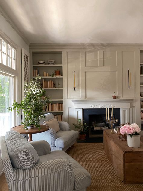 Traditional New England Living Room, Farmhouse Chic Aesthetic, Nantucket House Aesthetic Interior, Amy Morris Interiors, Sitting Room Ideas With Bookshelves, Sage Green Home Interior, Cozy Vintage Modern Living Room, Gray Couch Beige Walls, Grand Room Ideas