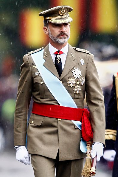 King Felipe VI of Spain attend the National Day military parade on October 12, 2016 in Madrid, Spain. Spanish Royalty, King Felipe Of Spain, Spanish King, Royal Family Portrait, Military Working Dogs, Estilo Real, Spanish Royal Family, Extraordinary Women, Royal House