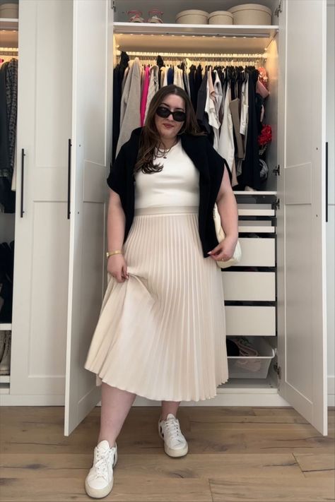 Pleated Skirt Midsize, Pleated Skirt Outfit Plus Size, Plus Size Minimalist Outfits, Plus Size Skirt Outfits, Diana Dares, Pleated Skirt And Sneakers, Modest Plus Size Fashion, Plus Size Minimalist Wardrobe, Pleated Skirt Plus Size