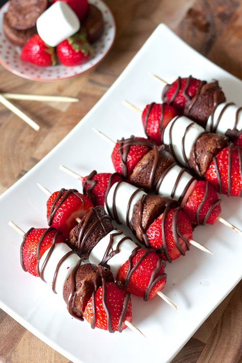 Strawberry Brownie Kabobs Brownie Kabobs, Strawberry Brownie, Food Skewers, Party Food For Adults, Graduation Party Desserts, Jul Mad, Nibbles For Party, Strawberry Brownies, Fest Mad