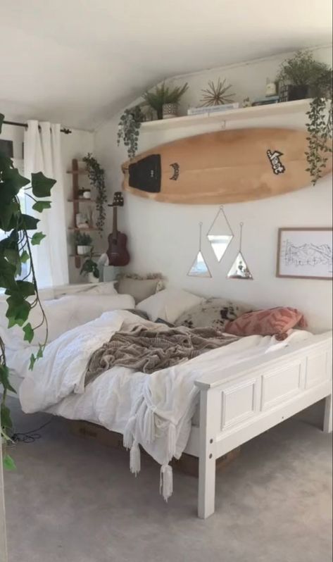 Beach Room Aesthetic Bed Frames, Room Ideas Surf Style, Beachy Bedrooms Ideas, Surf Board Above Bed, Surf Aesthetic Bedroom Bohemian, Summer Beach Bedroom Ideas, Beach Vibes Bedroom Boho Chic, Surfboard Room Ideas, Beach Room Vanity