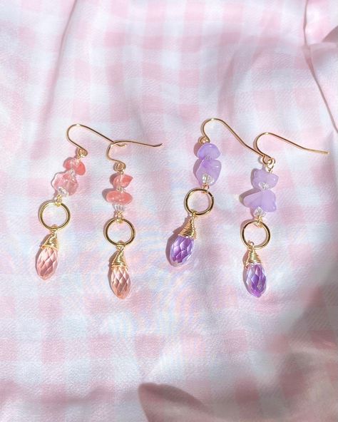 [Ad] In Love With These Beautiful Crystal Drop Earrings, These Lovely Earrings Are Perfect With Any Outfit! #gemstoneearringshandmade Earrings With Beads Diy, Beaded Crystal Earrings, Handmade Crystal Earrings, Cute Homemade Earrings, Diy Cute Earrings, Gemstone Dangle Earrings, Beads Earing Ideas, Handmade Earring Ideas, Cute Jewelry Diy