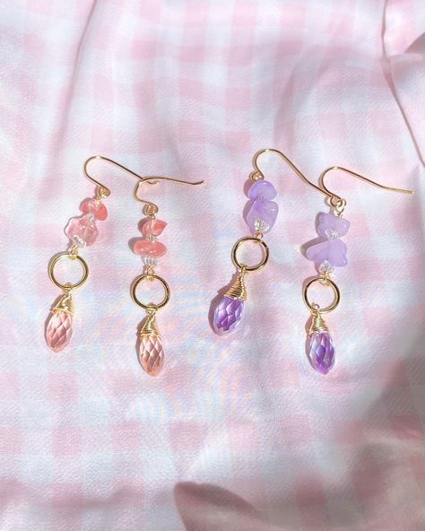 [Ad] In Love With These Beautiful Crystal Drop Earrings, These Lovely Earrings Are Perfect With Any Outfit! #gemstoneearringshandmade Earrings With Beads Diy, Beaded Crystal Earrings, Handmade Crystal Earrings, Earrings Made With Beads, Diy Cute Earrings, Cute Homemade Earrings, Handmade Earring Ideas, Gemstone Earrings Handmade, Homemade Earrings Ideas