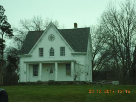 Midwestern Gothic House, Creepy Farmhouse Aesthetic, Southern Gothic Farmhouse, Suburban Gothic Aesthetic, Ohio Gothic, Small Town Gothic, Midwestern Gothic Aesthetic, Southern Gothic House, Southwest Gothic