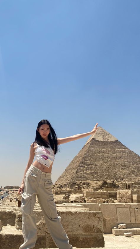 instagram - pheeb.ma #cairo #egypt #pyramids #vacation #poses #aesthetic Vacation Poses, Egypt Aesthetic, Pyramids Egypt, Singer Art, Travel Pose, Pyramids Of Giza, Bollywood Style, Egypt Travel, Images Esthétiques