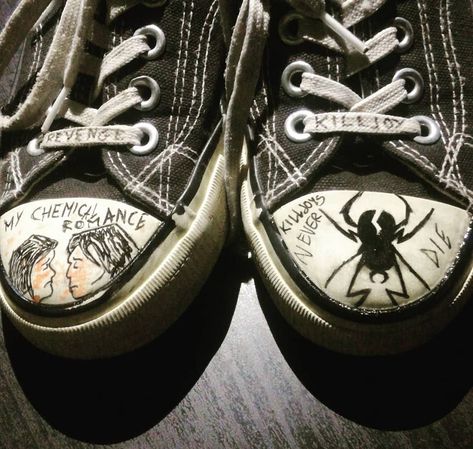 original by lemonenby Converse Writing On Shoes, Converse Writing, Writing On Shoes, Converse Drawing, Shoes Grunge, Fake Scenarios, Sharpie Shoes, Converse Design, Emo Scene Fashion