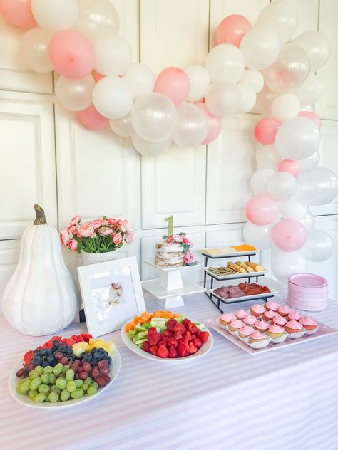 Essen, Girl Birthday Party Food, Baby Birthday Party Food, First Birthday Brunch, One Year Old Birthday Party, Party Snack Table, 1st Birthday Foods, Simple First Birthday, One Year Old Birthday