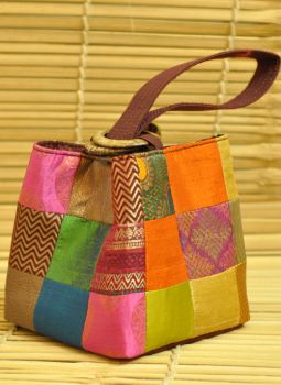 Gift Bag Storage, Patchwork Clothes, Potli Bag, Ethnic Bag, Diy Bag Designs, Diy Bags Patterns, Potli Bags, Diy Handbag, Handcrafted Bags