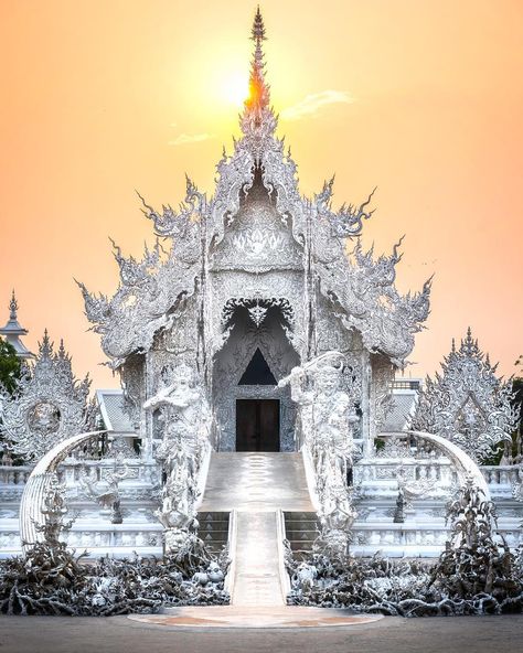 Thailand Destinations, White Temple Thailand, Thailand Shopping, Thailand Tourist, Temple Thailand, Thai Temple, White Temple, Thailand Travel Tips, Famous Architecture