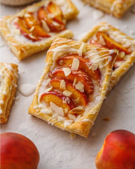 This Puff Pastry Peach Danish recipe is super simple to make; it's crunchy and soft, with a layer of cream cheese filling, sugared peaches with a hint of cinnamon, and topped with sugar icing and almonds #dessert #recipes #puffpastry #danishpastry #peach Pie, Puff Pastry Peach, Peach Danish, Peach Puff Pastry, Strawberry Pies, Peaches Cream Cheese, Cream Cheese Puffs, Cream Cheese Puff Pastry, Puff Pastry Cream Puffs