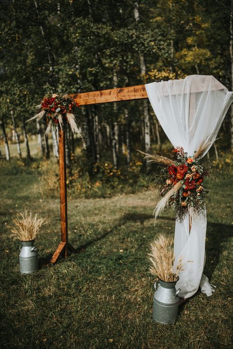 Fall, Boho and rustic arch! Farm Wedding Arch Ideas, Boho Arch Decoration Wedding, Rustic Alter Decor, Diy Fall Wedding Backdrop, Western Wedding Arch Rustic, Wood Alter Wedding, Farm Wedding Arch, Country Wedding Arches Rustic, Dried Flowers Wedding Arch