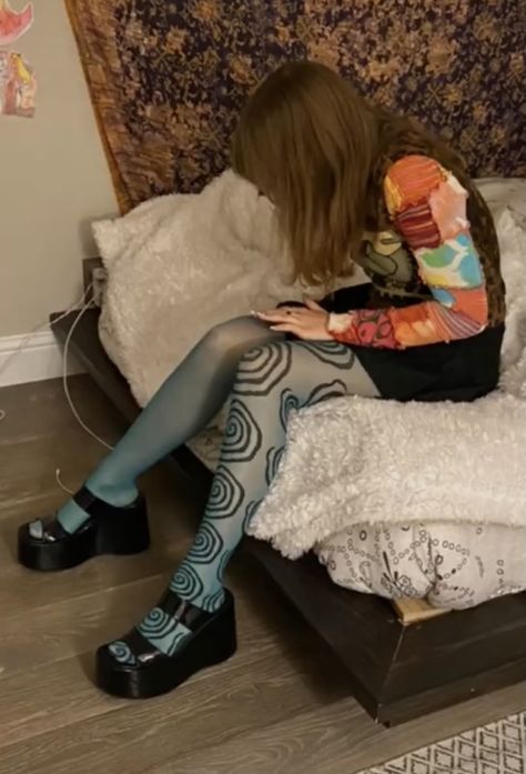 Dress With Colored Tights, Colorful Tights Aesthetic, Colorful Tights Outfit Aesthetic, Outfits With Colorful Tights, Cool Tights Outfits, Colored Tights Outfit Aesthetic, Fun Tights Outfit, Colourful Tights Outfit, Funky Tights Outfits