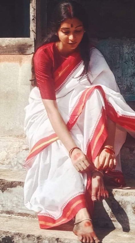 Retro Saree, Bengali Saree, Saree Poses, Desi Fashion Casual, Theme Dress, Indian Photoshoot, Saree Photoshoot, Gardening Outfit, Saree Trends