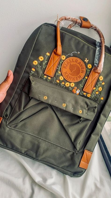 Mochila Grunge, Mochila Fjallraven Kanken, Mochila Kanken, Embroidered Backpack, Mode Hippie, Dog Memorial Gift, Embroidery Bags, Cute Embroidery, Cute Backpacks